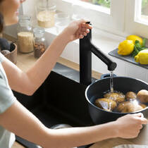 Смеситель для кухни Hansgrohe Zesis M33 74801670 с вытяжным душем, черный матовый, фото №3
